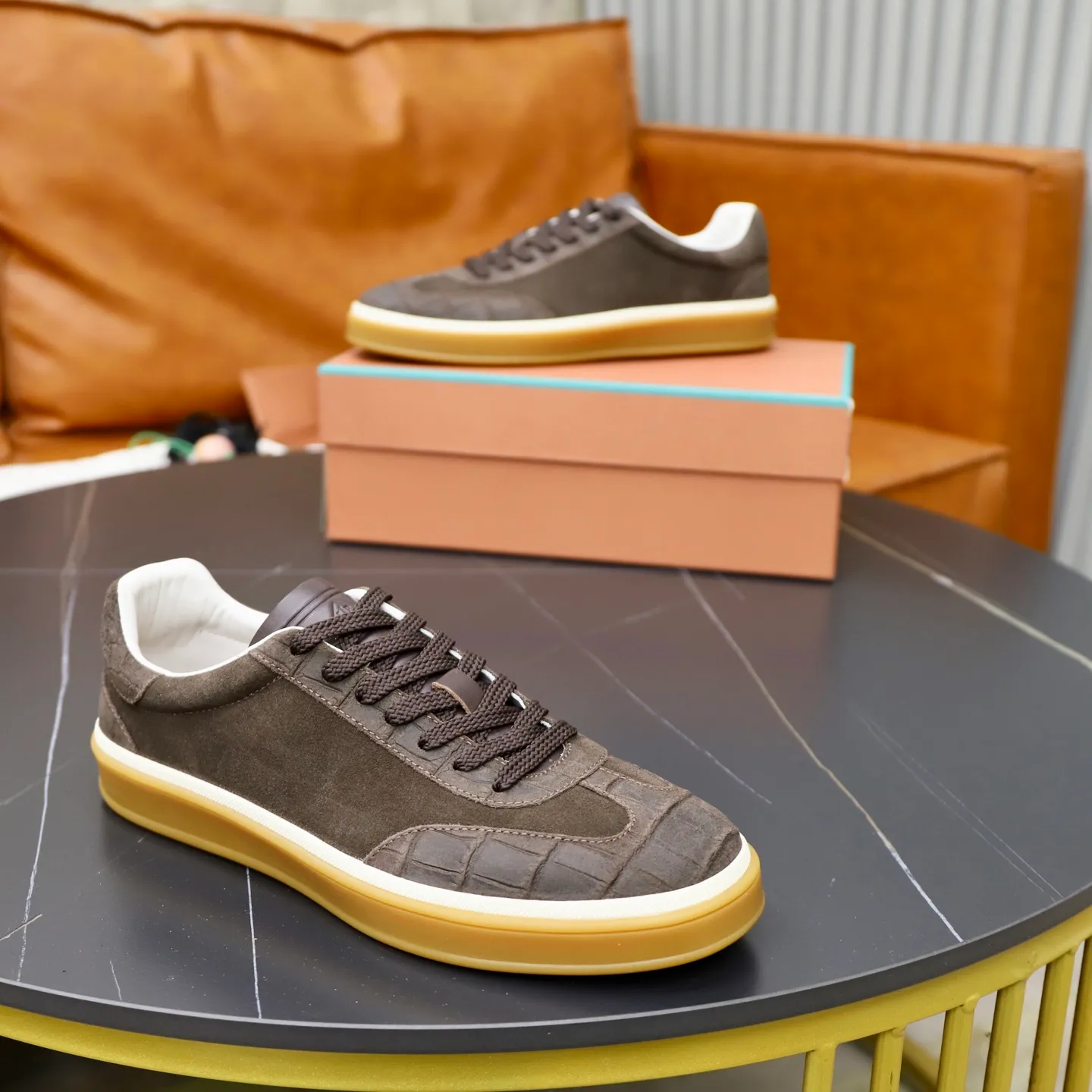 Ex-factory price: 560💰Loro Piana Tennis Walk men’s moral training sneakers! These new textured leather tennis shoes feature an ultra-low-top design for year-round wear and are water-resistant. The wrapped sole creates an effortlessly attractive color combination that harmoniously blends functionality with understated style. The ideal footwear option for urban dressing. The heel is decorated with a soft calfskin tongue with Kummel color inserts and an embossed LP logo. Cotton shoelaces. Material: Upper: Gray woven stitching with cowhide accents! Sole: Rubber lining: Cow leather original rubber sole, excellent foot comfort, complete package! Size: 38-39-40-41-42-43-44 leather shoe size (4546 can be customized)